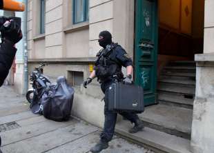 Polizia durante il raid a Dresda 4