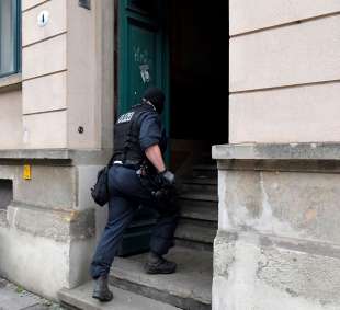 Polizia durante il raid a Dresda 5