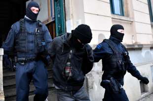 Polizia durante il raid a Dresda 6