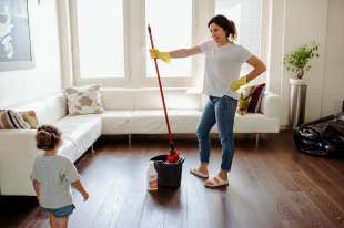 pulire pavimenti con i bambini
