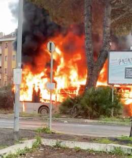 roma, autobus in fiamme a piazza monte di tai, al torrino 1