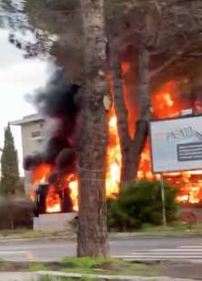 roma, autobus in fiamme a piazza monte di tai, al torrino 2
