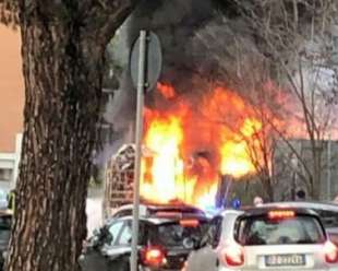 roma, autobus in fiamme a piazza monte di tai, al torrino 4