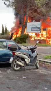 roma, autobus in fiamme a piazza monte di tai, al torrino 7