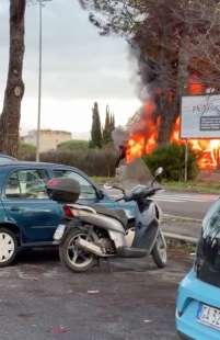 roma, autobus in fiamme a piazza monte di tai, al torrino 8