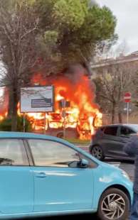 roma, autobus in fiamme a piazza monte di tai, al torrino 9