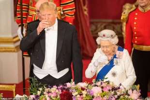 Trump con la regina Elisabetta