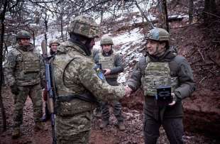 volodymir zelensky con i soldati ucraini