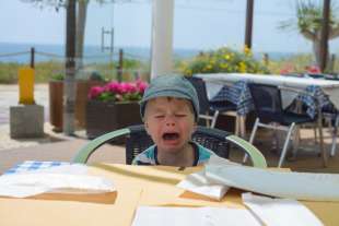 bambino piange al ristorante