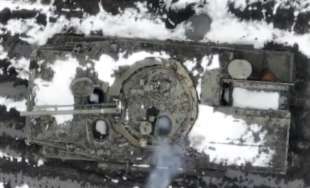 drone sgancia bomba nel carro armato russo 2