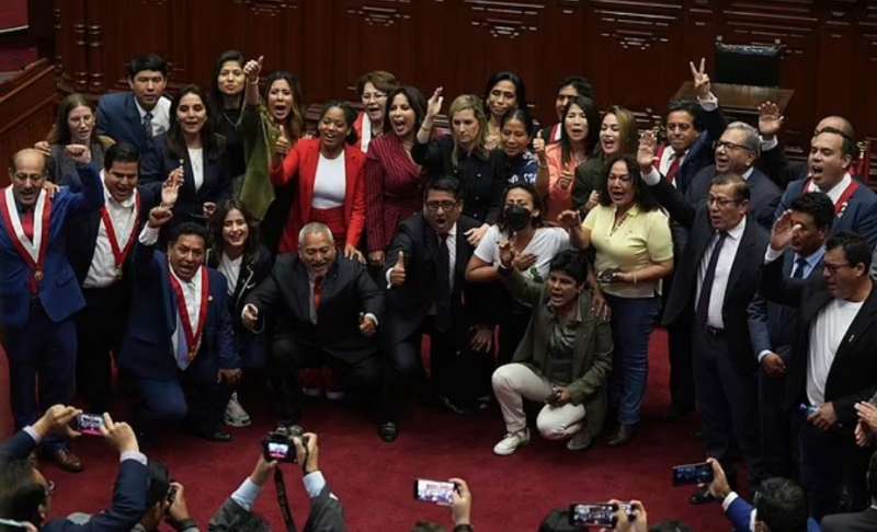 i parlamentari peruviani festeggiano la destituzione di pedro castillo