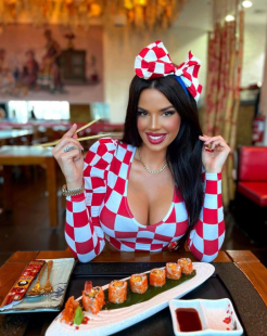 ivana knoll mangia sushi per festeggiare la vittoria della croazia sul giappone 2