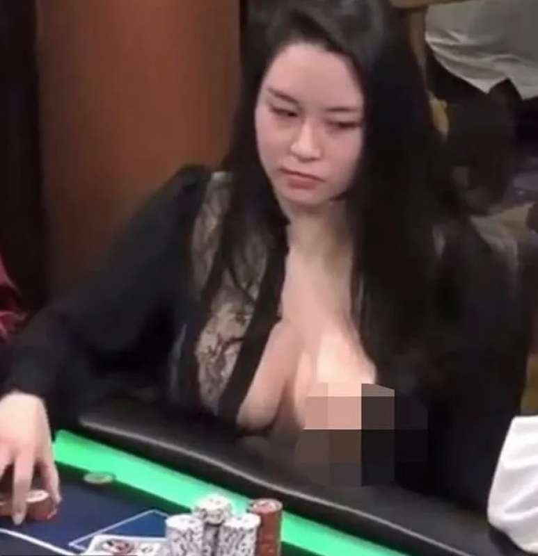la youtuber sashimi con le tette di fuori al torneo di poker
