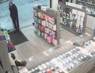 ladro prova a rubare due iphone a dewsbury, west yorkshire 2