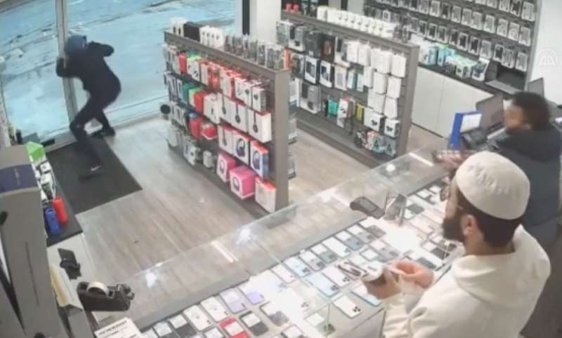 ladro prova a rubare due iphone a dewsbury, west yorkshire 3