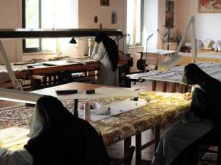 le monache benedettine nel laboratorio di restauro dei tessuti antichi
