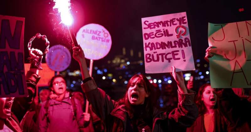 manifestazione femminista a istanbul