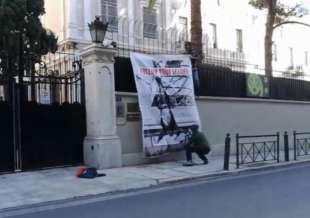 manifesti davanti all ambasciata italiana di atene