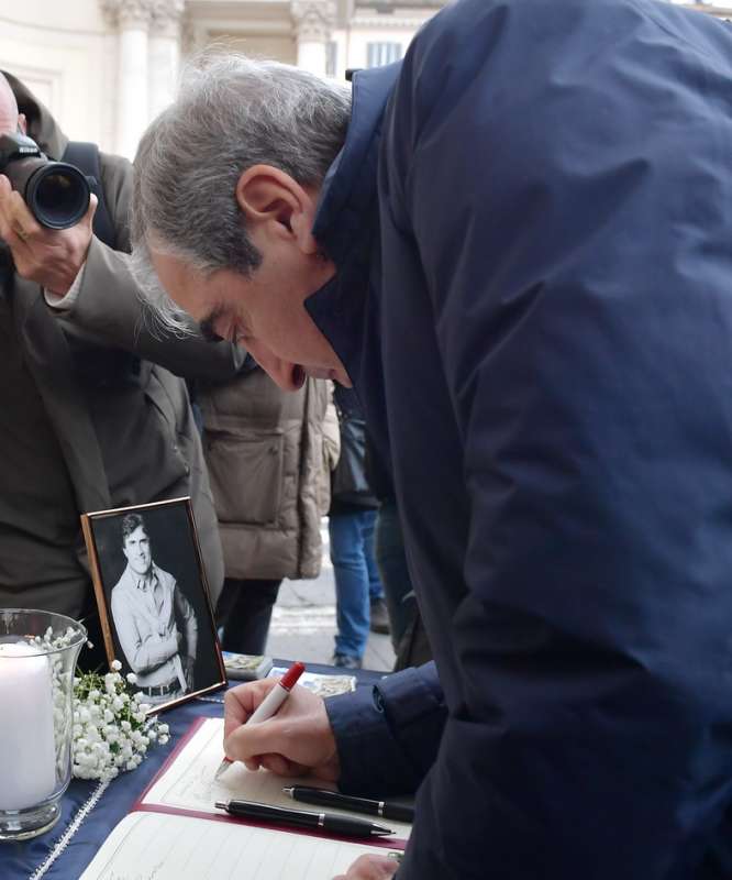 maurizio gasparri firma il registro foto di bacco