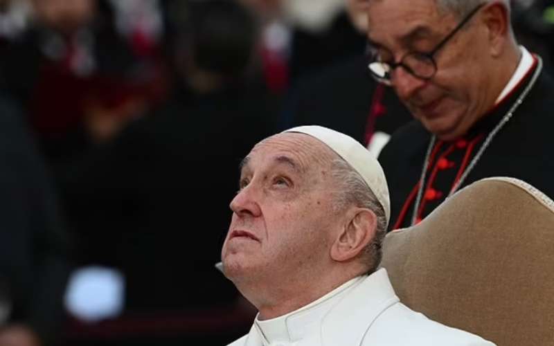 papa francesco si commuove mentre prega per l ucraina in piazza di spagna 8 dicembre 2022 2