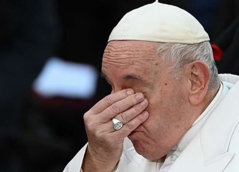 papa francesco si commuove mentre prega per l ucraina in piazza di spagna 8 dicembre 2022 3