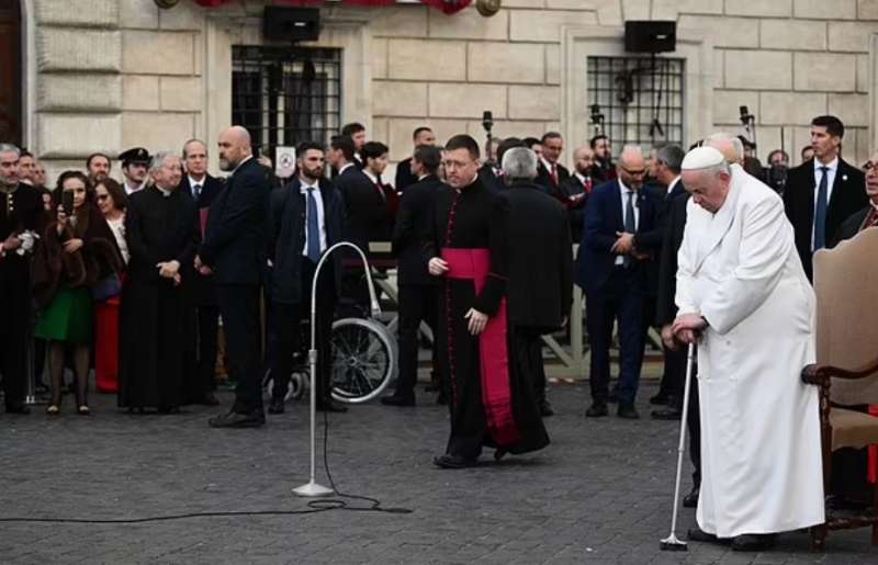 papa francesco si commuove mentre prega per l ucraina in piazza di spagna 8 dicembre 2022 4