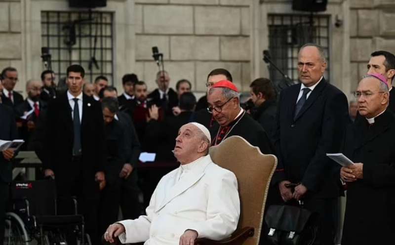 papa francesco si commuove mentre prega per l ucraina in piazza di spagna 8 dicembre 2022 5