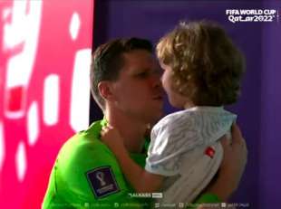 szczesny consola il figlio dopo l eliminazione dai mondiali 2