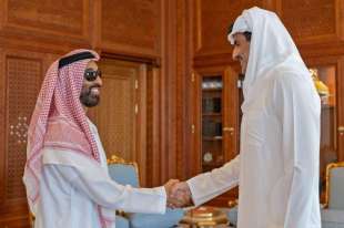 tahnoun bin zayed al nahyan incontra l emiro del qatar tamim bin hamad al thani