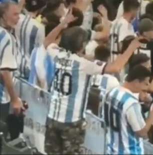 tifoso argentino in carrozzina in piedi 1