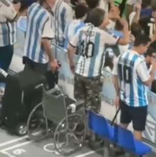 tifoso argentino in carrozzina in piedi 2