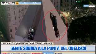 tifoso argentino si arrampica sull obelisco di buenos aires 2