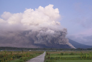 vulcano Semeru eruzione