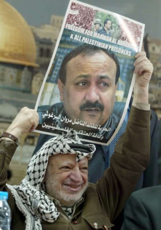 arafat con un manifesto di marwan barghouti