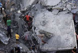 bombardamento israeliano sul campo profughi maghazi a gaza 11