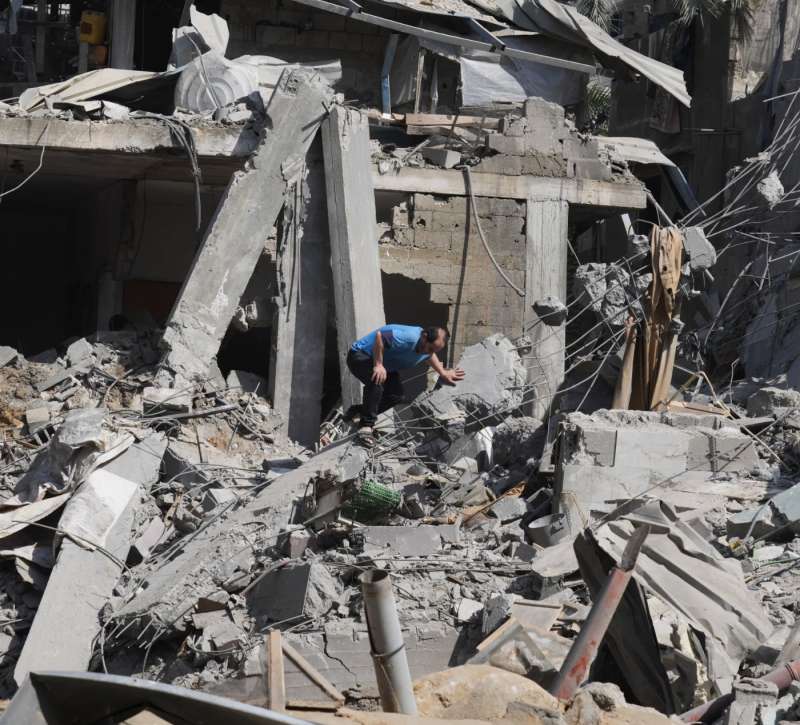 bombardamento israeliano sul campo profughi maghazi a gaza 2