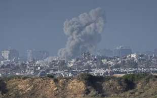 bombardamento israeliano sul campo profughi maghazi a gaza 5