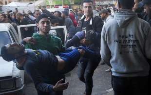 bombardamento israeliano sul campo profughi maghazi a gaza 8