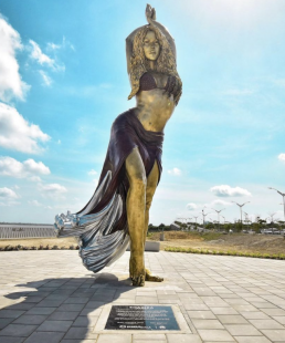 la statua di shakira a Barranquilla
