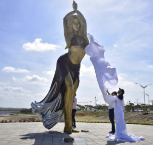 la statua di shakira a Barranquilla