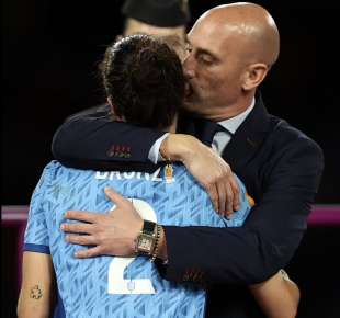 LUIS RUBIALES BACIA Lucy Bronze