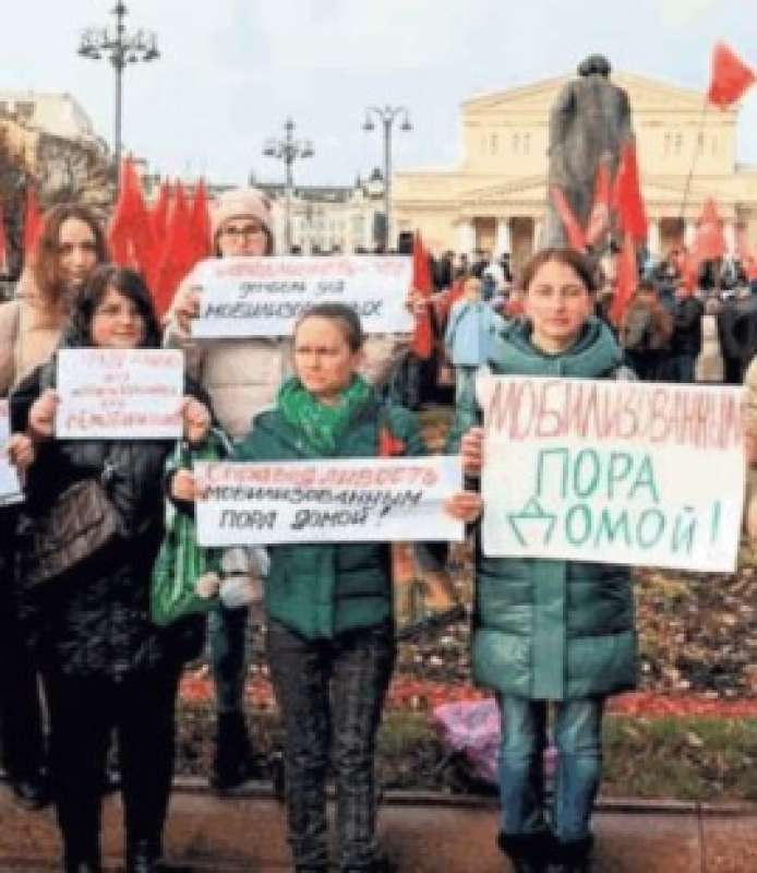 protesta delle donne russe per riportare a casa i loro mariti al fronte in ucraina