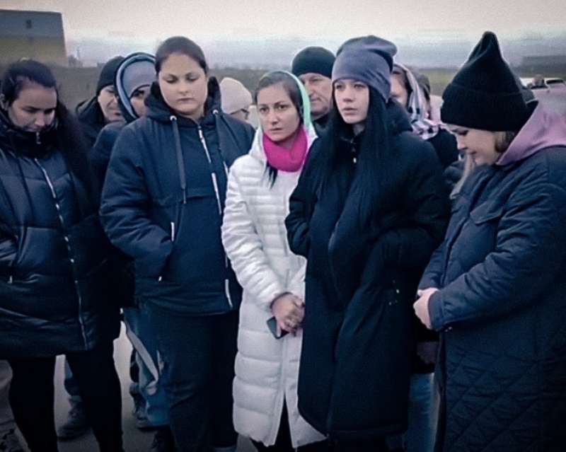 protesta delle donne russe per riportare a casa i loro mariti al fronte in ucraina