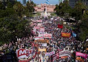 PROTESTE IN ARGENTINA CONTRO IL DECRETO DI DEREGULATION VOLUTO DA JAVIER MILEI