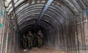 soldati israeliani scoprono un tunnel di hamas a gaza