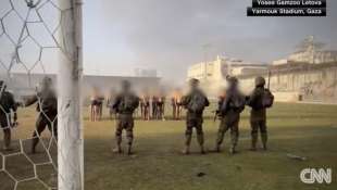 soldati israeliani tengono in ostaggio alcune decine di palestinesi a gaza 1