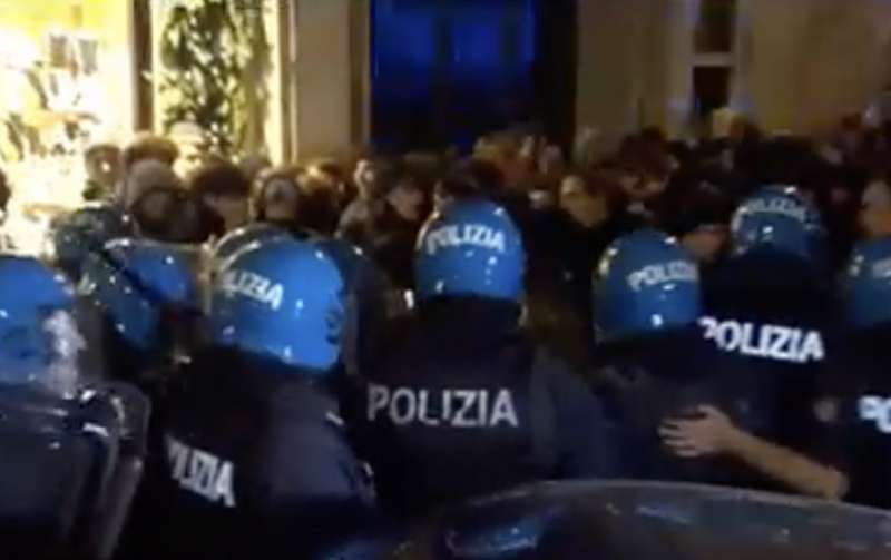 tafferugli tra polizia e studenti a roma 5
