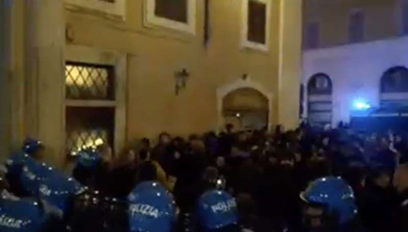 tafferugli tra polizia e studenti a roma 6