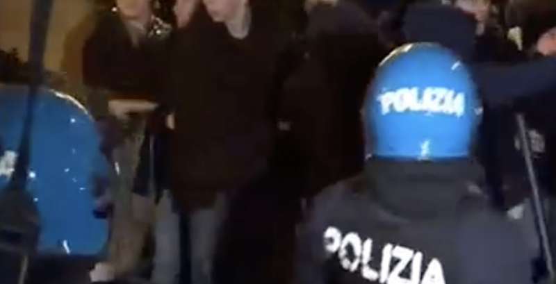 tafferugli tra polizia e studenti a roma 7