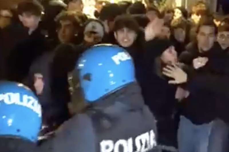 tafferugli tra polizia e studenti a roma 8
